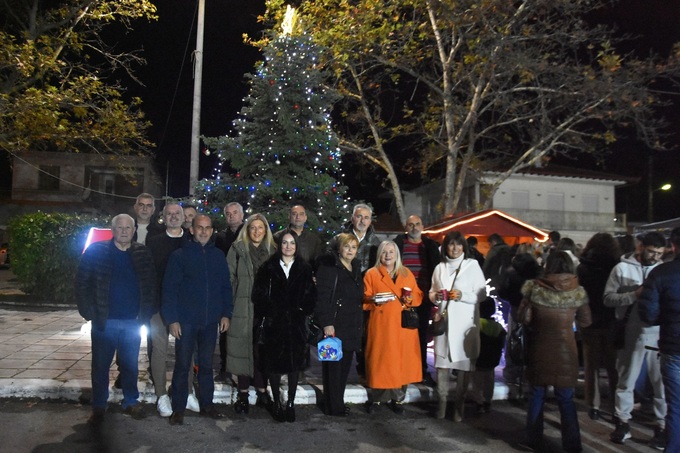 Φωταγωγήθηκε το Χριστουγεννιάτικο Δέντρο στην Ειρηνούπολη